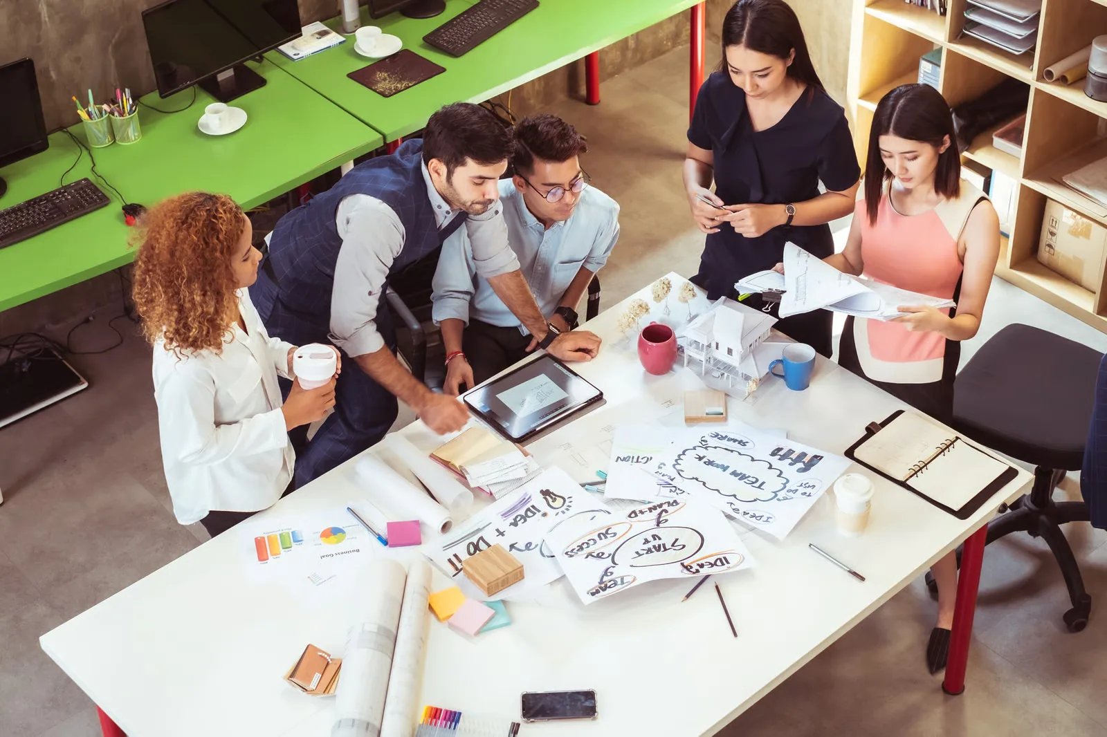 Equipo creativo planificando una estrategia de contenido y redes sociales