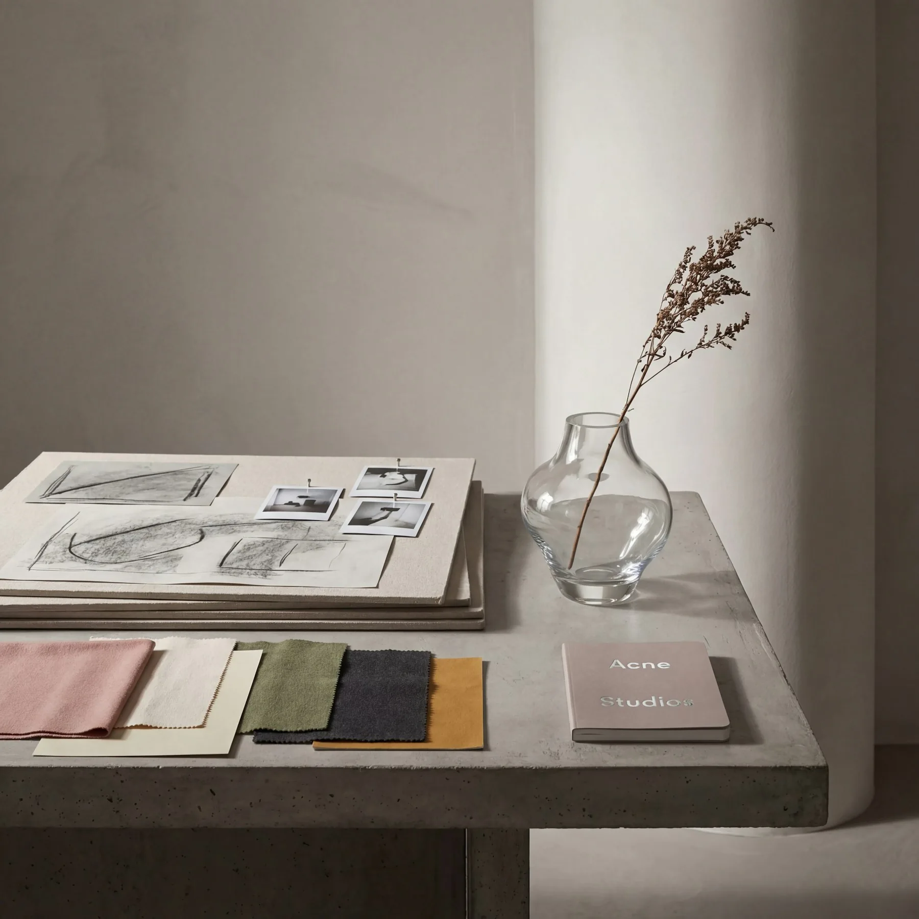 Muestras de color y bocetos sobre una mesa de diseño