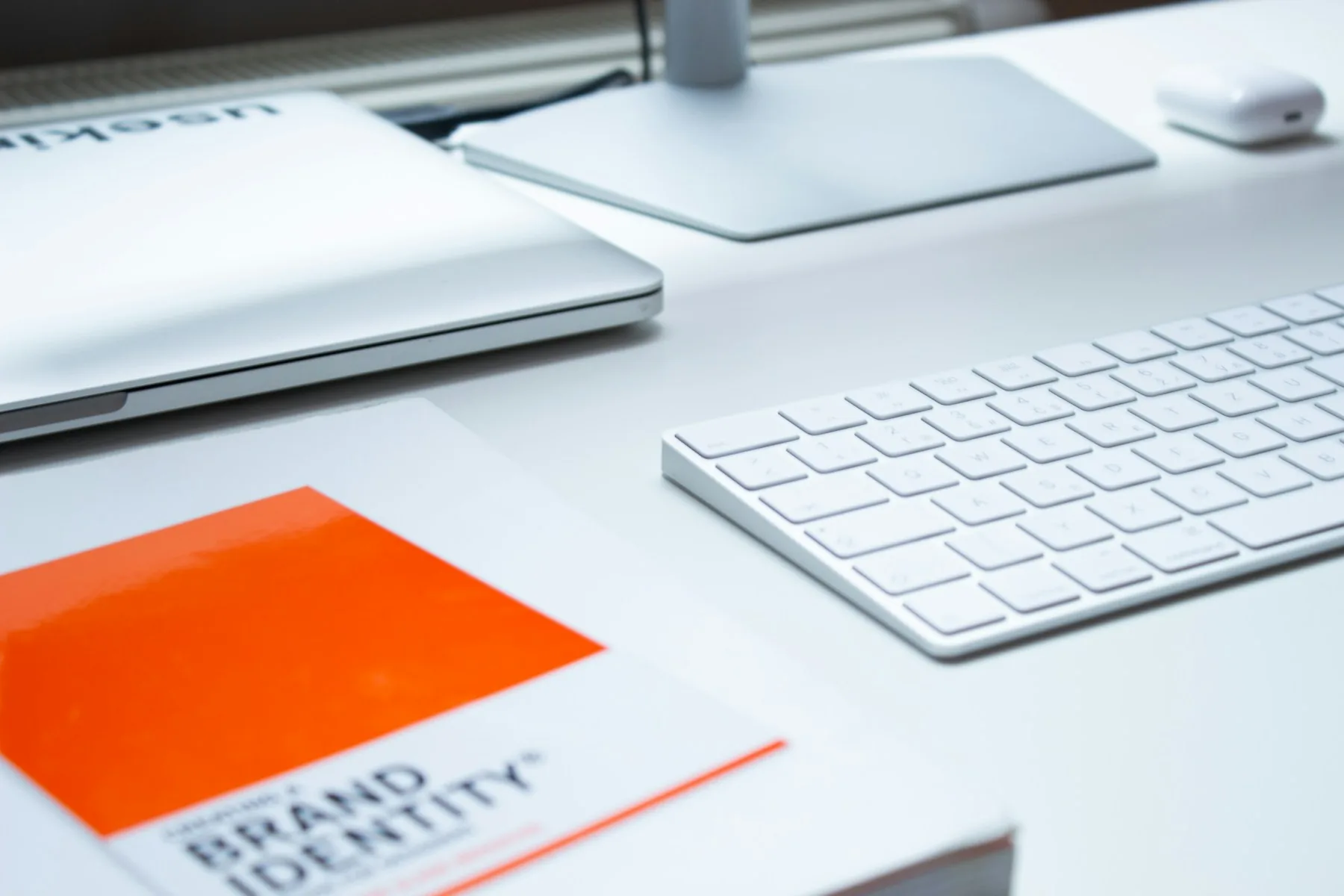 Libro sobre identidad de marca junto a un teclado