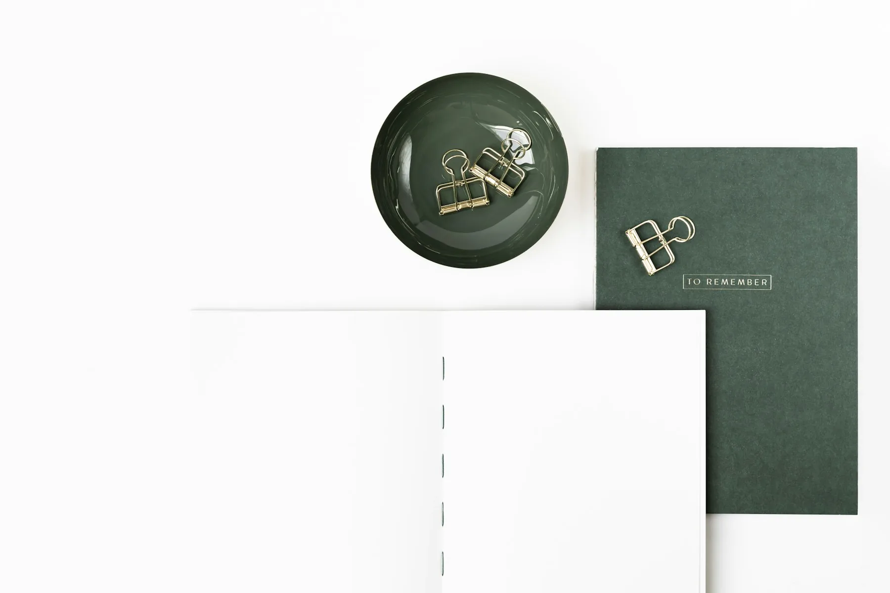 Cuaderno y papelería en blanco y verde oscuro