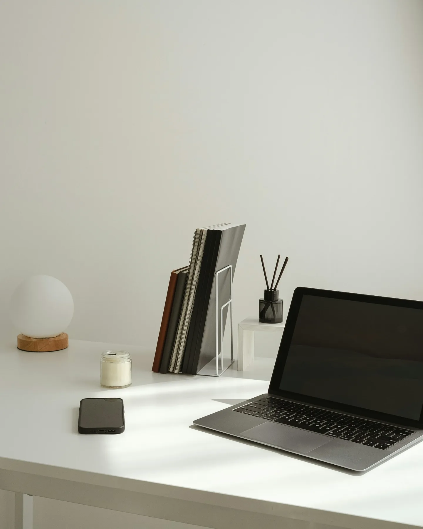 Portátil y libros en un escritorio minimalista